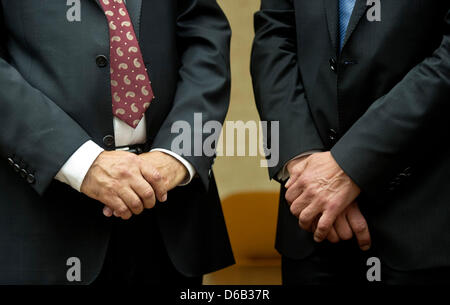 Vue sur les mains de l'homme ancien président Anton Weinmann (L) et son avocat Holger Matt à la Cour régionale de Munich, Allemagne, 16 août 2012. Weinmann, est accusé d'avoir approuvé briberies pour vendre les bus et camions. Photo : VICTORIA BONN-MEUSER Banque D'Images