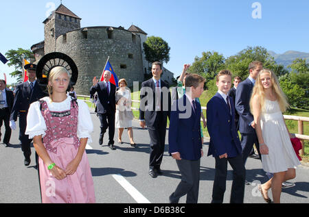 Le Prince Hans-Adam II et de la princesse Marie von und zu Liechtenstein (retour C), Alois Prince héréditaire (L'arrière), le Prince Joseph Wenzel, la Princesse Marie Caroline, le prince Georg, Prince Nikolaus von und zu Liechtenstein autour du château de la prairie pour célébrer la fête nationale le 15 août 2012 à Vaduz, Liechtenstein. Photo : Albert Nieboer Pays-bas OUT Banque D'Images