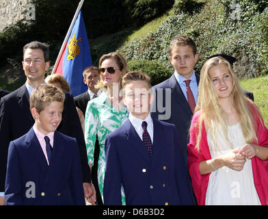 Alois Prince héréditaire, Sophie Princesse héréditaire, le Prince Joseph Wenzel, la Princesse Marie Caroline, le prince Georg, Prince Nikolaus von und zu Liechtenstein autour du château de la prairie pour célébrer la fête nationale le 15 août 2012 à Vaduz, Liechtenstein. Photo : Albert Nieboer Pays-bas OUT Banque D'Images