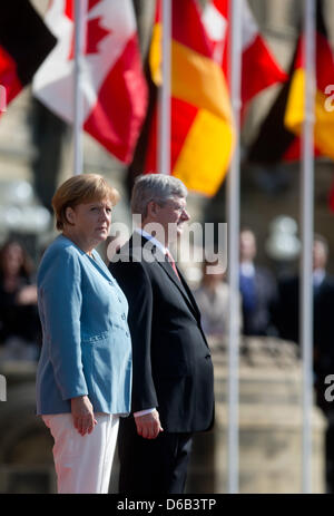 La chancelière allemande, Angela Merkel (CDU) est accueilli par le Premier ministre canadien Stephen Harper avec honneurs militaires en face de l'édifice du parlement à Ottawa, Canada, 16 août 2012. Merkel est en ce moment sur une visite de deux jours à Ottawa et Halifax. Photo : KAY NIETFELD Banque D'Images