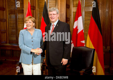 La chancelière allemande, Angela Merkel (CDU) et le premier ministre canadien Stephen Harper se serrer la main dans le Harper's office à l'édifice du parlement à Ottawa, Canada, 16 août 2012. Merkel est en ce moment sur une visite de deux jours à Ottawa et Halifax. Photo : KAY NIETFELD Banque D'Images