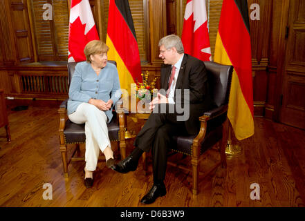 La chancelière allemande, Angela Merkel (CDU) et le premier ministre canadien Stephen Harper parle dans le Harper's office à l'édifice du parlement à Ottawa, Canada, 16 août 2012. Merkel est en ce moment sur une visite de deux jours à Ottawa et Halifax. Photo : KAY NIETFELD Banque D'Images