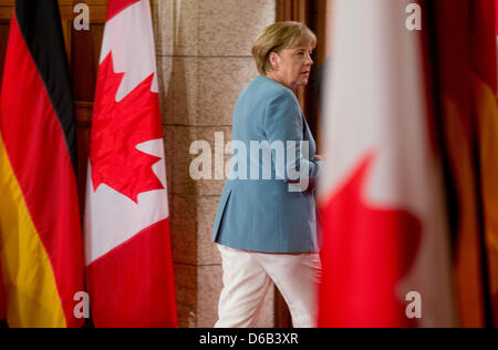 La chancelière allemande, Angela Merkel (CDU) quitte une conférence de presse à l'édifice du parlement à Ottawa, Canada, 16 août 2012. Merkel est en ce moment sur une visite de deux jours à Ottawa et Halifax. Photo : KAY NIETFELD Banque D'Images