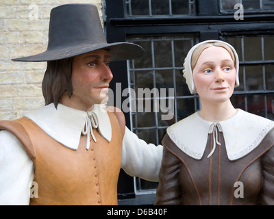 Les figures de l'homme et de la femme à l'extérieur d'Oliver Cromwell House à Ely, Cambridgeshire, Angleterre Banque D'Images