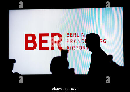 Le Ministre-Président du Land de Brandebourg, Matthias Platzeck (R) assiste à une réunion du conseil de la Berlin Brandenburg (BER) en compagnie de l'aéroport Schönefeld, Allemagne, 16 août 2012. Il n'est pas certain que l'aéroport, qui a déjà connu plusieurs retards sévères, sera finalement ouvert le 17 mars 2013. Photo : Patrick Pleul Banque D'Images