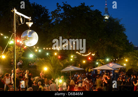 On danse à la plage 'bar' Strandbar Mitte à Berlin, Allemagne, 15 août 2012. Strandbar Mitte propose des boissons exotiques, les bals et un plancher de sable. Photo : Britta Pedersen Banque D'Images