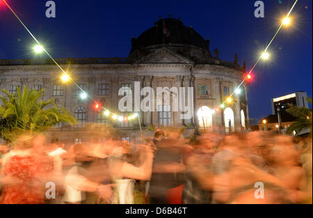 On danse à la plage 'bar' Strandbar Mitte à Berlin, Allemagne, 15 août 2012. Strandbar Mitte propose des boissons exotiques, les bals et un plancher de sable. Photo : Britta Pedersen Banque D'Images