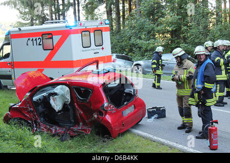 Une voiture est complètement détruit après un accident dans une rue près de Neuhausen ob Eck, Allemagne, 17 août 2012. Le conducteur de la voiture est mort dans l'accident causé par un inconnu qui a fui l'accident. Photo : Horst Hollandt Banque D'Images