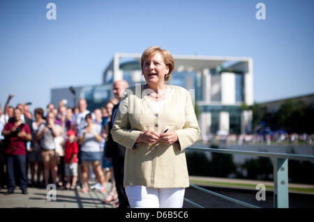 La chancelière allemande Angela Merkel pose pour des photographes en face de la chancellerie fédérale à Berlin, Allemagne, 19 août 2012. Le gouvernement allemand tiendra sa 14e journée portes ouvertes aujourd'hui. De nombreux visiteurs profitent de l'occasion pour un regard derrière les coulisses. Photo : KAY NIETFELD Banque D'Images