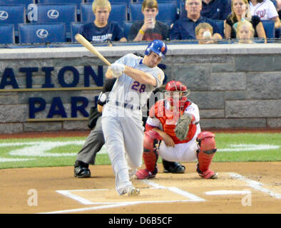 New York Mets joueur Daniel Murphy (28) hits un deux exécuter seul en première manche contre les Nationals de Washington au Championnat National Park de Washington, D.C. Le vendredi, 17 août 2012..Credit : Ron Sachs / CNP.(RESTRICTION : NO New York ou le New Jersey Journaux ou journaux dans un rayon de 75 km de la ville de New York) Banque D'Images