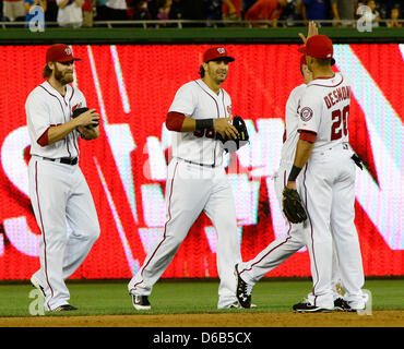 Le voltigeur des Nationals de Washington Michael Morse (38), centre, célèbre son équipe 6 - 4 victoire sur les Mets de New York avec ses coéquipiers Jayson Werth (28), à gauche, et Ian Desmond (20), à droite, au Championnat National Park de Washington, D.C. le Vendredi, Août 17, 2012. Morse frappé un quatrième grand chelem home run. Les nationaux a gagné le match 6 - 4..Credit : Ron Sachs / CNP.(restriction : aucune nouvelle Yo Banque D'Images