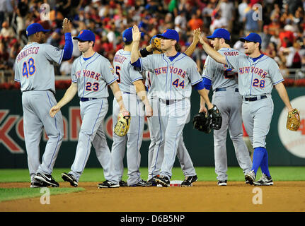 New York Mets célèbrent leur 2 - 0 victoire sur les Nationals de Washington au Championnat National Park de Washington, D.C. le samedi, août 18, 2012. .Credit : Ron Sachs / CNP.(RESTRICTION : NO New York ou le New Jersey Journaux ou journaux dans un rayon de 75 km de la ville de New York) Banque D'Images