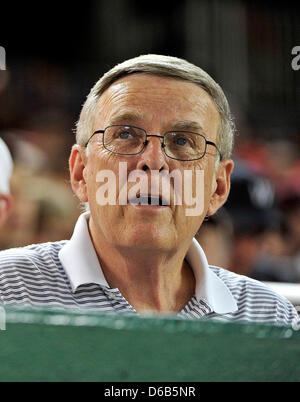 L'ancien sénateur démocrate de Byron Dorgan (Dakota du Nord) occupe les Mets de New York contre les Nationals de Washington au jeu Parc nationaux à Washington, D.C. le samedi, août 18, 2012. Les mets a gagné le match 2 - 0..Credit : Ron Sachs / CNP.(RESTRICTION : NO New York ou le New Jersey Journaux ou journaux dans un rayon de 75 km de la ville de New York) Banque D'Images