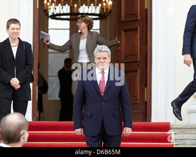 Allemagne, Berlin. 16 avril, 2013. Le Président de la République de l'Équateur, Rafael Correa Delgado est reçu au cours de sa visite à Berlin par le gouvernement fédéral Le Président Joachim Gauck à Schloss Bellevue. Joachin Gauck Président de l'allemand à la recherche de l'appareil photo. Credit : Reynaldo Chaib Paganelli/Alamy Live News Banque D'Images