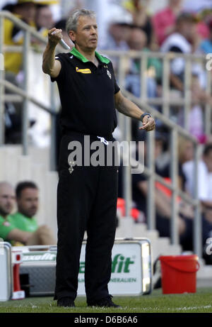 Fußball DFB-Pokal, 1. Runde Alemannia Aachen - Borussia Mönchengladbach am Samstag (18.08.2012) im Tivoli à Aix-la-Chapelle. Mönchengladbacher der Trainer Lucien Favre. Foto : Roland Weihrauch dpa/lnw Banque D'Images