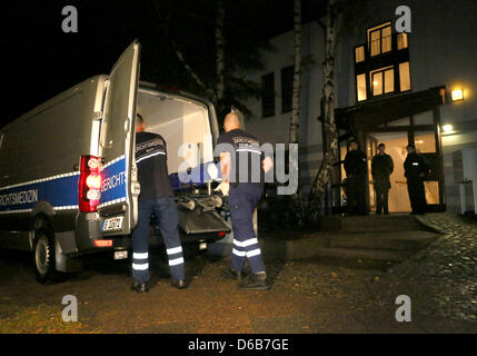 Un cadavre est tiré d'un appartement à un van de la police scientifique à Berlin-Gatow, Allemagne, 21 août 2012. Quatre cadavres ont été trouvés dans l'appartement le soir du même jour. La police a déclaré que les corps appartenaient à deux adultes et deux garçons dans leurs années préscolaires. Photo : Stephanie Pilick Banque D'Images