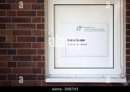 Vue de la trappe située à l'Waldkrankenhaus bébé à Berlin-Spandau, Allemagne, 22 août 2012. Après le drame familial à Berlin-Gatow la forêt protestante Spandau hôpital a confirmé qu'un bébé de sexe féminin en bonne santé a été mis en leur bébé éclore dans la nuit de dimanche à lundi. Photo : FLORIAN SCHUH Banque D'Images