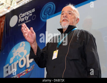 Auteur brésilien Paulo Coelho parle à la Campus Party Europe à Berlin, Allemagne, 22 août 2012. Coelho a appelé à l'édition à accepter les changements causés par l'internet et de s'écarter d'une mentalité rigide copyright au festival de la technologie. Photo : STEPHANIE PILICK Banque D'Images