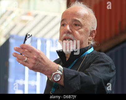 Auteur brésilien Paulo Coelho parle à la Campus Party Europe à Berlin, Allemagne, 22 août 2012. Coelho a appelé à l'édition à accepter les changements causés par l'internet et de s'écarter d'une mentalité rigide copyright au festival de la technologie. Photo : STEPHANIE PILICK Banque D'Images