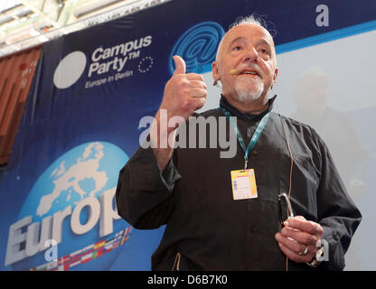 Auteur brésilien Paulo Coelho parle à la Campus Party Europe à Berlin, Allemagne, 22 août 2012. Coelho a appelé à l'édition à accepter les changements causés par l'internet et de s'écarter d'une mentalité rigide copyright au festival de la technologie. Photo : STEPHANIE PILICK Banque D'Images