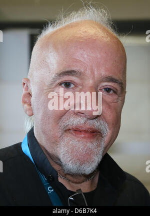 L'auteur brésilien Paulo Coelho pose à la Campus Party Europe à Berlin, Allemagne, 22 août 2012. Coelho a appelé à l'édition à accepter les changements causés par l'internet et de s'écarter d'une mentalité rigide copyright au festival de la technologie. Photo : STEPHANIE PILICK Banque D'Images