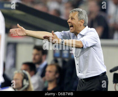 Mönchengladbacher der Trainer Lucien Favre am Freitag (21.08.2012) à Mönchengladbach Borussia Mönchengladbach beim Spiel die gegen Dynamo Kyiv. Roland Weihrauch dpa/lnw Banque D'Images