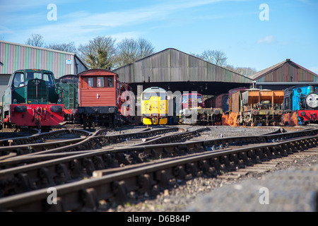 Les trains aux embranchements ferroviaires Banque D'Images