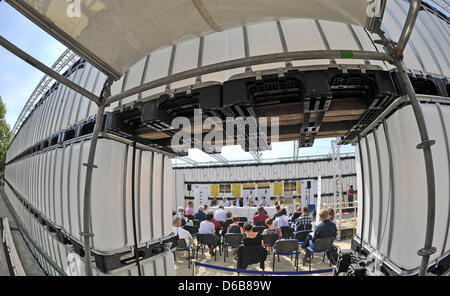 Au cours de la configuration de l'Uget Kunsfest art festival, la conférence de presse d'ouverture a lieu au pavillon "Epiphaneia" à Weimar, Allemagne 23 août 2012. Le festival se déroulera du 24 août au 09 septembre. Photo : MARTIN SCHUTT Banque D'Images