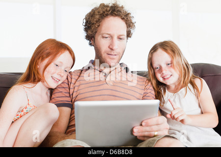 Père et filles à l'aide de tablet Banque D'Images