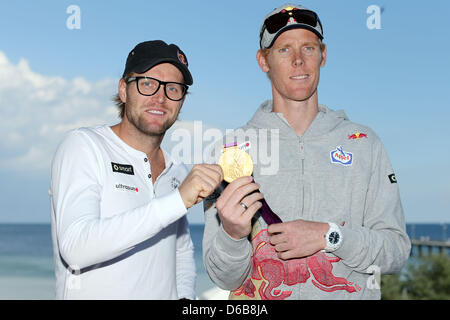 Gagnants de la Men's beachvolleyball cas de l'occasion des Jeux Olympiques de Londres, Julius Brink (L) et Jonas Reckermann, posent avec leur médaille d'après une conférence de presse à Timmendorf, Allemagne, 23 août 2012. Le championnat allemand en voyage aura lieu à Timmendorf entre 24 et 26 août 2012 à Timmendorfer Strand. Photo : Malte Chrétiens Banque D'Images