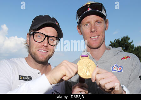 Gagnants de la Men's beachvolleyball cas de l'occasion des Jeux Olympiques de Londres, Julius Brink (L) et Jonas Reckermann, posent avec leur médaille d'après une conférence de presse à Timmendorf, Allemagne, 23 août 2012. Le championnat allemand en voyage aura lieu à Timmendorf entre 24 et 26 août 2012 à Timmendorfer Strand. Photo : Malte Chrétiens Banque D'Images