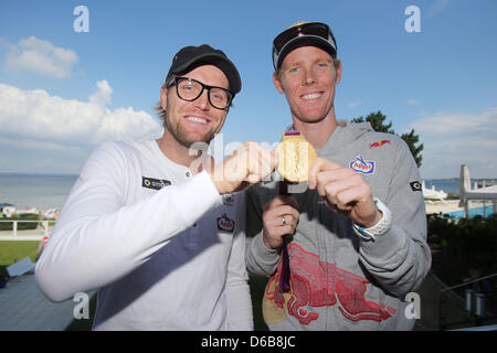 Gagnants de la Men's beachvolleyball cas de l'occasion des Jeux Olympiques de Londres, Julius Brink (L) et Jonas Reckermann, posent avec leur médaille d'après une conférence de presse à Timmendorf, Allemagne, 23 août 2012. Le championnat allemand en voyage aura lieu à Timmendorf entre 24 et 26 août 2012 à Timmendorfer Strand. Photo : Malte Chrétiens Banque D'Images