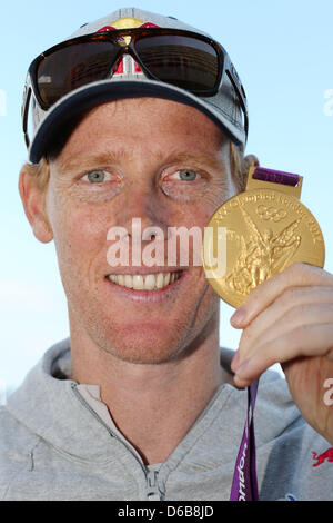 Gagnant de l'événement de l'établissement comporte des jeux olympiques de Londres, Jonas Reckermann, pose avec sa médaille d'après une conférence de presse à Timmendorf, Allemagne, 23 août 2012. Le championnat allemand en voyage aura lieu à Timmendorf entre 24 et 26 août 2012 à Timmendorfer Strand. Photo : Malte Chrétiens Banque D'Images