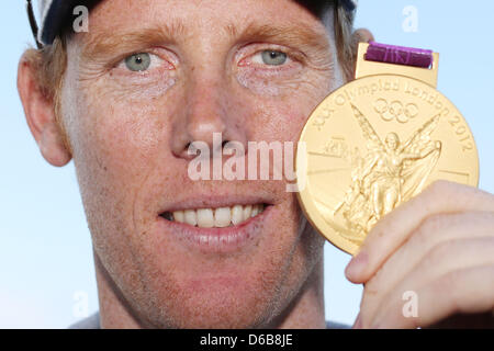 Gagnant de l'événement de l'établissement comporte des jeux olympiques de Londres, Jonas Reckermann, pose avec sa médaille d'après une conférence de presse à Timmendorf, Allemagne, 23 août 2012. Le championnat allemand en voyage aura lieu à Timmendorf entre 24 et 26 août 2012 à Timmendorfer Strand. Photo : Malte Chrétiens Banque D'Images