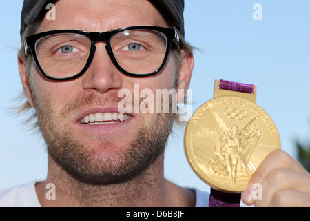 Gagnant de l'événement de l'établissement comporte des jeux olympiques de Londres, Julius Brink, pose avec sa médaille d'après une conférence de presse à Timmendorf, Allemagne, 23 août 2012. Le championnat allemand en voyage aura lieu à Timmendorf entre 24 et 26 août 2012 à Timmendorfer Strand. Photo : Malte Chrétiens Banque D'Images