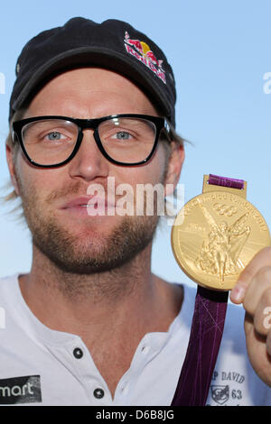 Gagnant de l'événement de l'établissement comporte des jeux olympiques de Londres, Julius Brink, pose avec sa médaille d'après une conférence de presse à Timmendorf, Allemagne, 23 août 2012. Le championnat allemand en voyage aura lieu à Timmendorf entre 24 et 26 août 2012 à Timmendorfer Strand. Photo : Malte Chrétiens Banque D'Images