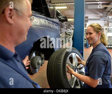 Stagiaire Mandy Zedz supprime un pneu d'une voiture à l'agence de voiture Mercedes Benz à Salzufer à Berlin, Allemagne, 23 août 2012. Cet atelier de réparation a été le seul à marquer le maximum de points dans l'atelier de l'ADAC test. Près de 10  % de tous les ateliers de réparation de voiture à l'essai en 2012 a échoué le test. Photo : Sebastian Kunigkeit Banque D'Images