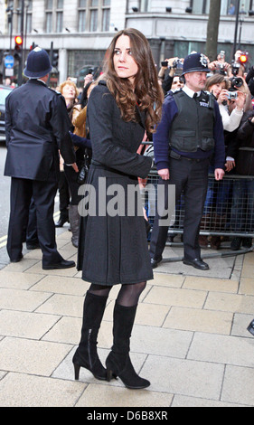 Kate Middleton, le Prince William et sa fiancée Kate Middleton inscrivez-vous, le prince Harry dans la signature de registre de condoléances pour les victimes de Banque D'Images