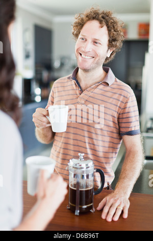 Couple drinking coffee together Banque D'Images