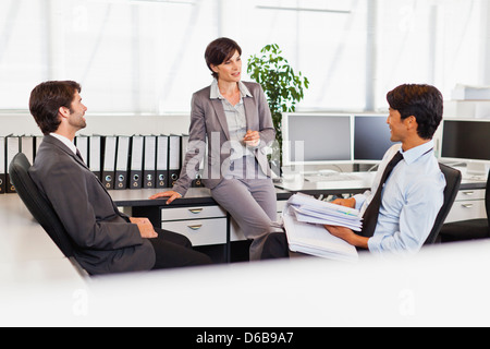 Business people talking in office Banque D'Images