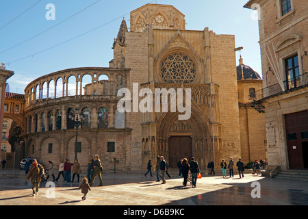 La ville de Valence, en Espagne. La cathédrale de Valence, la Porte des apôtres sur la Plaza De La Virgen Banque D'Images