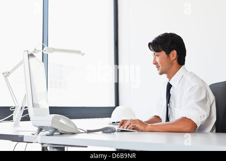 Businessman working on computer Banque D'Images