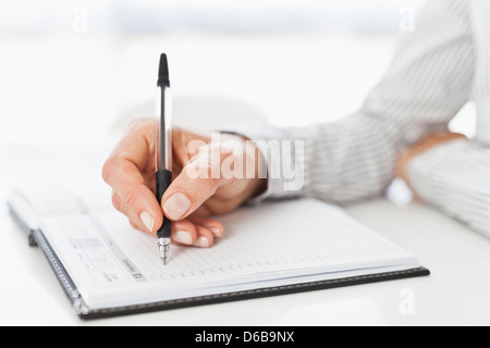 Businessman taking notes at desk Banque D'Images