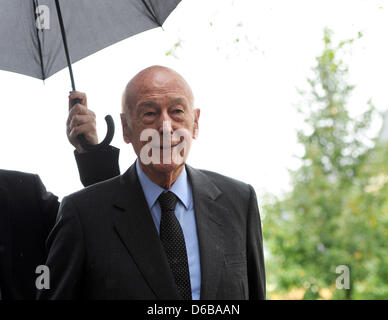 L'ancien président français Valéry Giscard d'Estaing arrive à Bucerius Law School à Hambourg, Allemagne, 24 août 2012. Avec l'ancien chancelier allemand Helmut Schmidt, il a pris part à la cérémonie de remise de diplômes. Photo : ANGELIKA WARMUTH Banque D'Images