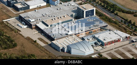 (Dossier) une archive photo datée du 21 août 2012 montre solaire Vallée parc industriel de compagnie solaire Q-Cells in Hamburg, Allemagne. La société insolvable Q-Cells a été repris par le conglomérat sud-coréen Hanwha selon un rapport publié dans "Financial Times Deutschland". Photo : JENS WOLF Banque D'Images