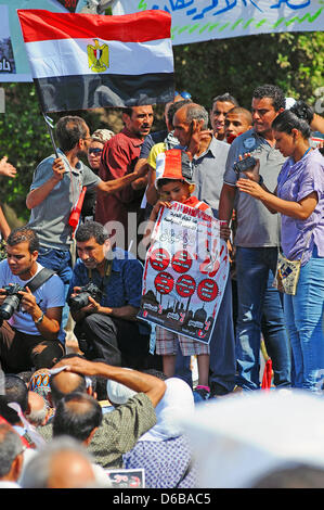 Protestation égyptiens pour la fin de la fraternité de mousseline au Caire, Égypte, 24 août 2012. De nombreux groupes de l'opposition protestent dans la capitale égyptienne, le vendredi. Ils s'insurgent contre le renforcement de l'influence des Frères musulmans avec la nomination de Mohammed Morsi en tant que président. Photo : Matthias Toedt Banque D'Images