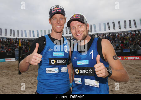 Jonas Reckermann (L-R) et Julius Brink célébrer après avoir remporté contre Dittelbach/Droessler allemand au cours de la beach-volley championnats dans Timmendorf, Allemagne, 24 août 2012. Bord de l'équipe/Reckermann passer au quart de finale après avoir gagné le match. Le championnat se déroulera du 24 au 26 août à Timmendorfer Strand. Photo : Malte Chrétiens Banque D'Images