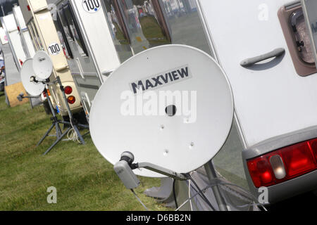 Satelittenschüsseln stehen vor den Anadol a2 auf der Grav-Insel bei Wesel (Foto vom 23.08.2012). Der Campingplatz ist mit seinen rund 2800 Stellplätzen Gesamtfläche und von einer der größten Hektar 40 Deutschlands. Roland Weihrauch dpa/lnw zu Reportage : Banque D'Images