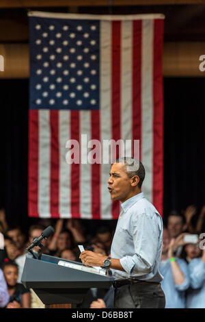 Le président des États-Unis Barack Obama parle aux supporters à l'Bridgeport Arts Center à Chicago, Illinois pendant un événement de collecte de fonds, de célébrer son anniversaire, le 12 août 2012..Ralf-Finn Hestoft / Crédit : extérieure via CNP Banque D'Images