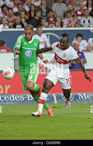 Ashkan Dejagah de Wolfsburg (L) convoite la la balle avec Stuttgart, Arthur Boka lors de la Bundesliga match de football entre le VfB Stuttgart et le VfL Wolfsburg à Mercedes-Benz Arena de Stuttgart, Allemagne, 25 août 2012. Photo : Franziska Kraufmann Banque D'Images